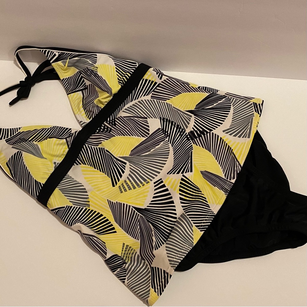 Nike Tankini Women’s Size 6 Top is yellow, black & white, bottoms are black